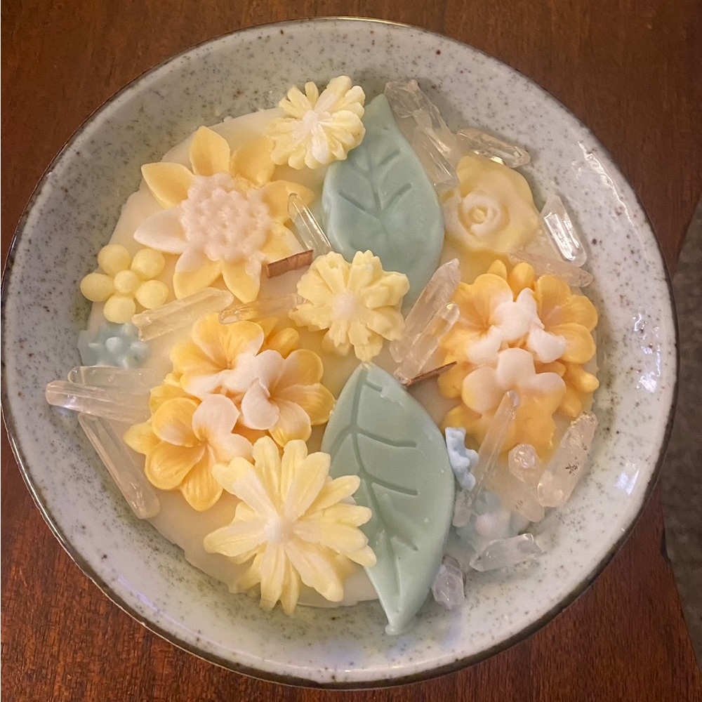 Asian theme w/crystals Soy Candle, tropical vanilla scent. Candle lamp use only